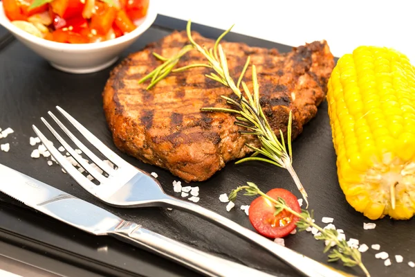 Steak mit Mais und Gemüse — Stockfoto
