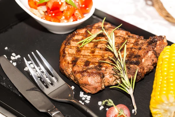 Steak s kukuřicí a zeleninou — Stock fotografie