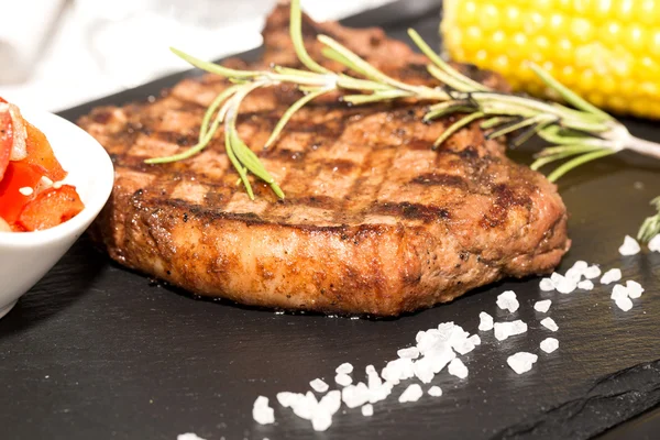 Filete con maíz y verduras — Foto de Stock