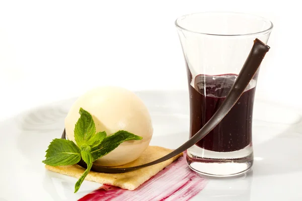 Postre, un pedazo de pastel en la mesa con una taza de té — Foto de Stock