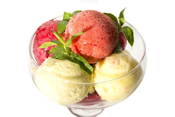 Bolas de sorvete decoradas com hortelã — Fotografia de Stock