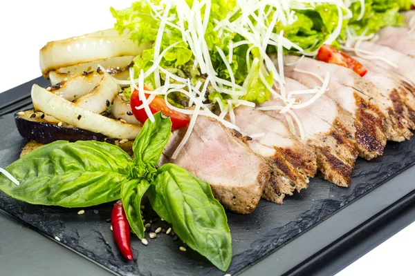 Fleisch auf dem Grill mit Gemüse gebraten — Stockfoto