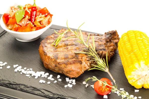 Bistecca con mais e verdure — Foto Stock