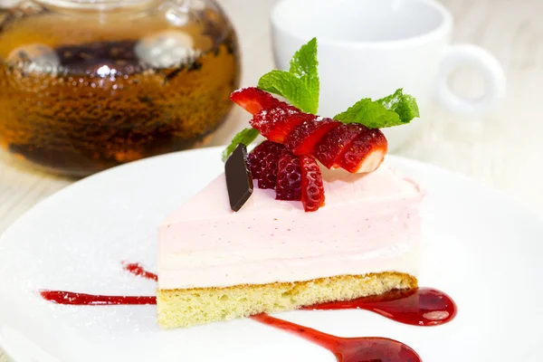 Torta alla panna con fragole, cioccolato e tè — Foto Stock