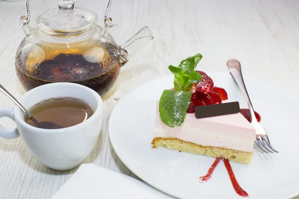 Pastel de crema con fresas, chocolate y té —  Fotos de Stock