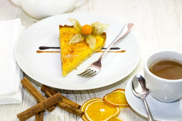 Kuchen mit einer Tasse Tee — Stockfoto