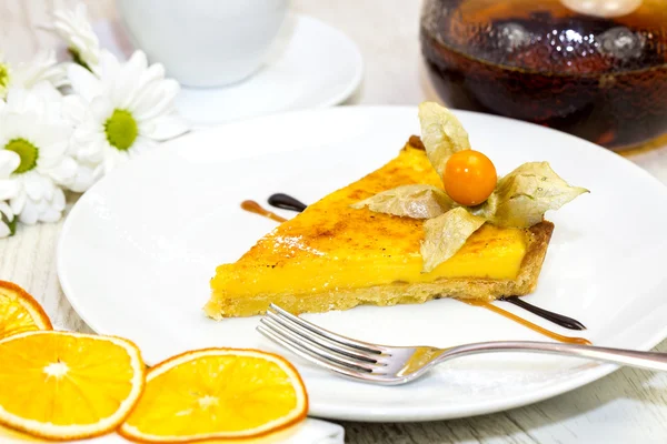 Gâteau avec une tasse de thé — Photo