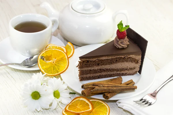 Pedazo de pastel con una taza de té —  Fotos de Stock