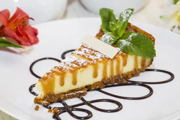 Cheesecake met munt — Stockfoto