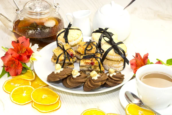 Postre, un pedazo de pastel en la mesa con una taza de té — Foto de Stock