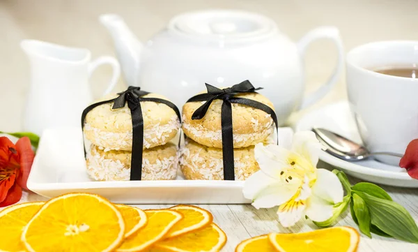 Dessert, a piece of cake on the table with a cup of tea — Stock Photo, Image