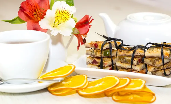 Dessert, ein Stück Kuchen auf dem Tisch mit einer Tasse Tee — Stockfoto