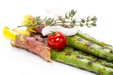 kuşkonmaz ve ızgara domuz pastırması