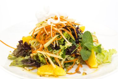 Beyaz bir arka planda restoran sebze ve meyve salatası