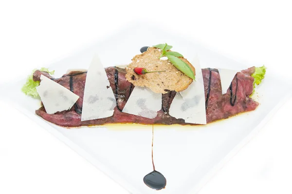 Carpaccio de carne de vaca em uma mesa em um restaurante — Fotografia de Stock