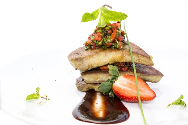 Le foie d'oie rôti est décoré de légumes verts et de fraises — Photo