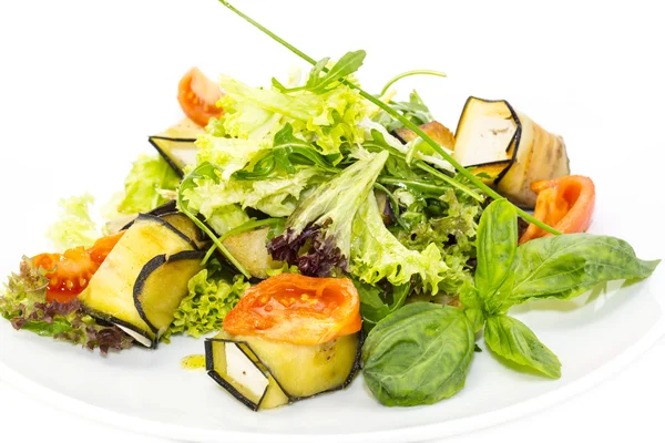 Salada com queijo e ervas e legumes — Fotografia de Stock