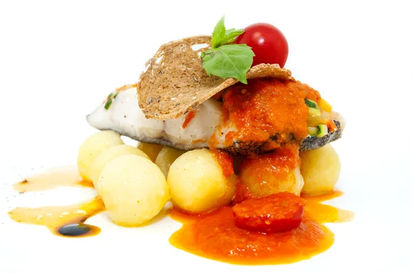 Pesce al forno con patate in salsa di pomodoro — Foto Stock