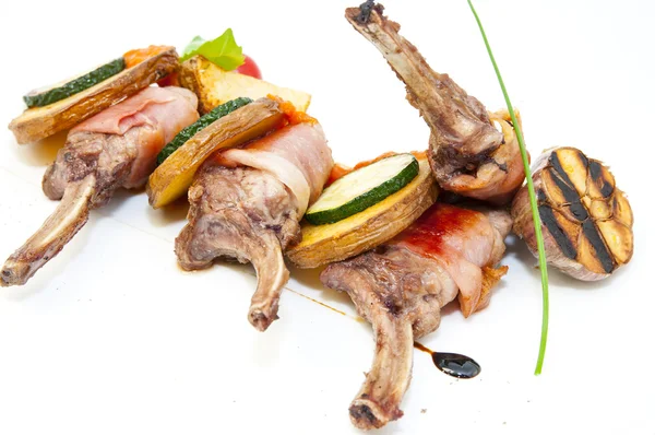 Costillas de ternera asadas con verduras en un plato blanco en un restaurante — Foto de Stock