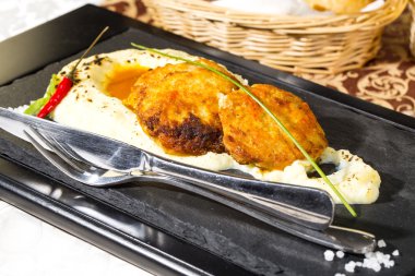 kızarmış patates püresi ile Beşamel sos