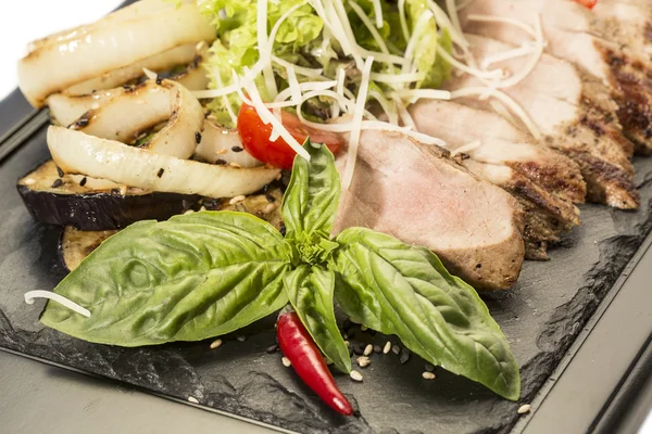 Carne assada em uma grelha com legumes — Fotografia de Stock