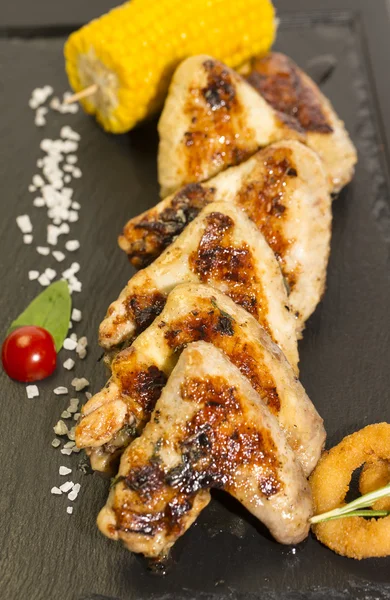 Ali di pollo con mais dolce — Foto Stock