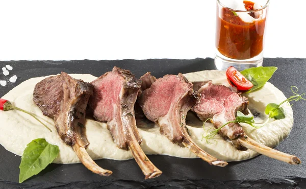 Costolette di agnello cotte alla griglia — Foto Stock