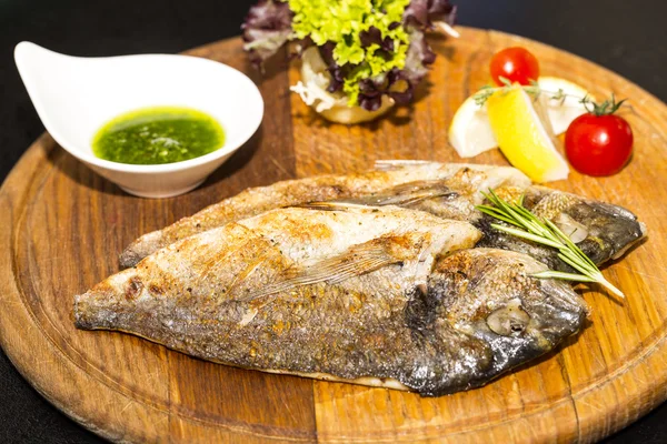 Sea fish cooked on the grill — Stock Photo, Image