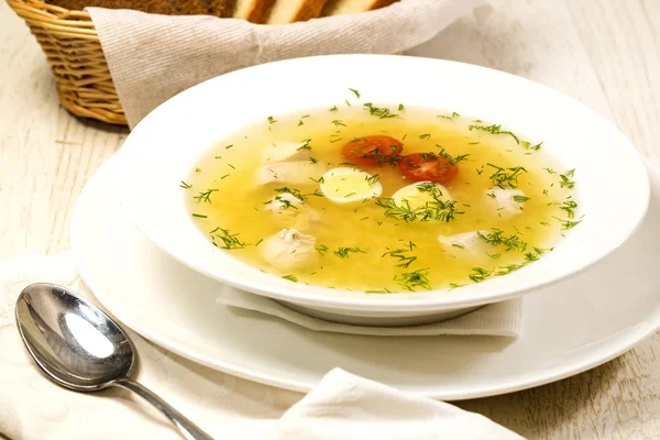 Sopa de pollo con fideos y huevos — Foto de Stock