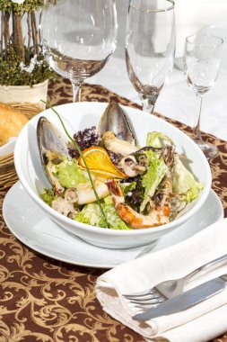 Deniz ürünleri salatası