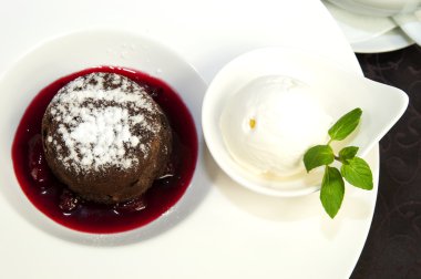 tatlı, dondurma çikolatalı kek ile