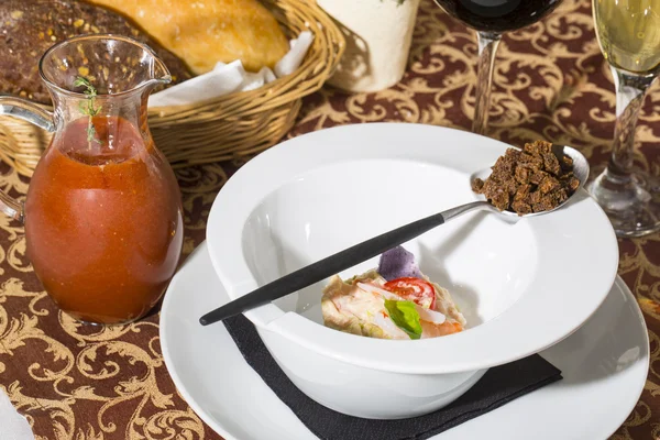 Domates çorbası bir restoranda karides ile dekore edilmiştir. — Stok fotoğraf