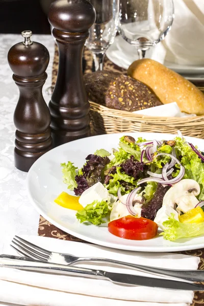 Salade grecque sur fond blanc au restaurant — Photo