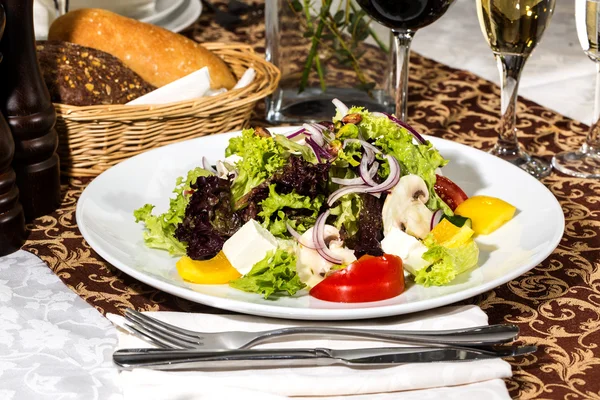Grekisk sallad på vit bakgrund i restaurangen — Stockfoto