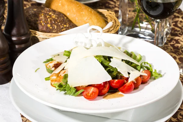 Arugula dish with shrimp in a restaurant — Stock Photo, Image