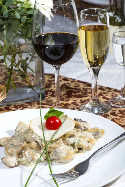 Eintopf mit Pilzen auf einem Tisch in einem Restaurant — Stockfoto