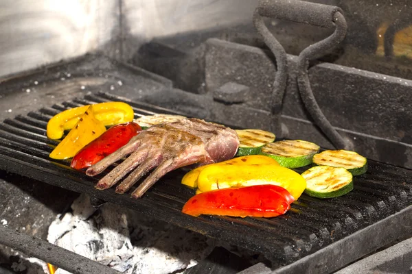 Lam ribben gekookt op de grill — Stockfoto