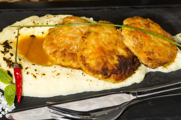 Schnitzels gebakken in wortel saus met aardappelpuree — Stockfoto