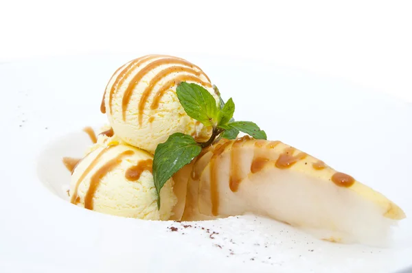 Palle di gelato decorate con menta su sfondo bianco nel ristorante — Foto Stock