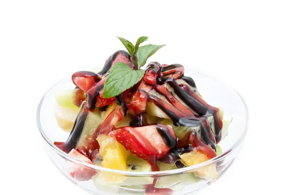 白い背景の上に新鮮なフルーツとフルーツ サラダ — ストック写真