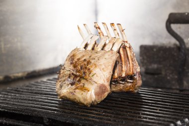 ızgarada pişmiş kuzu pirzola