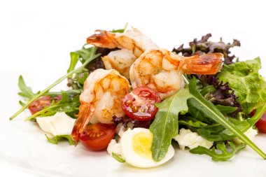yeşil salata ve karides Restaurant beyaz zemin üzerine