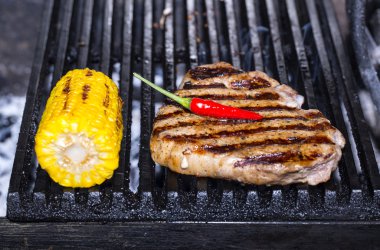 dana biftek ızgara restoranında yemek