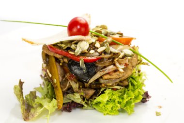 salata sebze ve et Restaurant'ta beyaz zemin üzerine