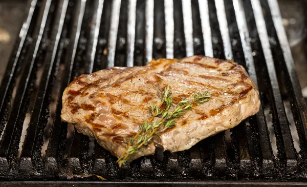 Готуємо яловичий стейк на грилі в ресторані — стокове фото