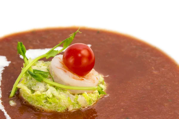 Tomatensuppe in einem Restaurant mit Garnelen dekoriert — Stockfoto