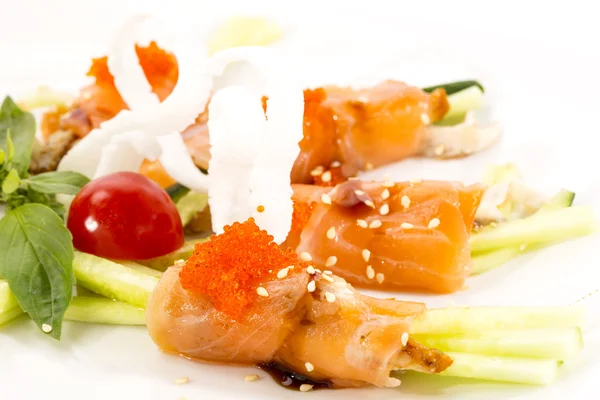 Um prato de peixe, caviar vermelho e verduras — Fotografia de Stock