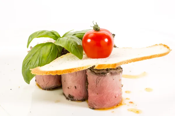Rolos de carne com queijo decorado com tomate — Fotografia de Stock