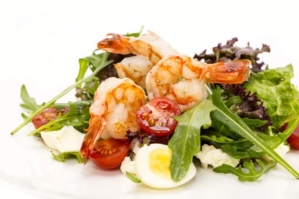 Salatgemüse und Garnelen auf weißem Hintergrund im Restaurant — Stockfoto