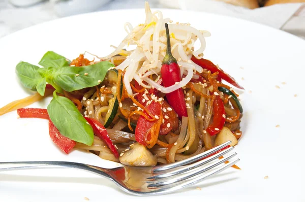 Spaghetti ryż z warzywami na płytce białe w restauracji — Zdjęcie stockowe